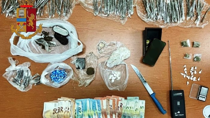 scampia trovato in possesso di droga e arrestato