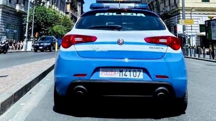 napoli sorpreso a spacciare droga inseguito e arrestato