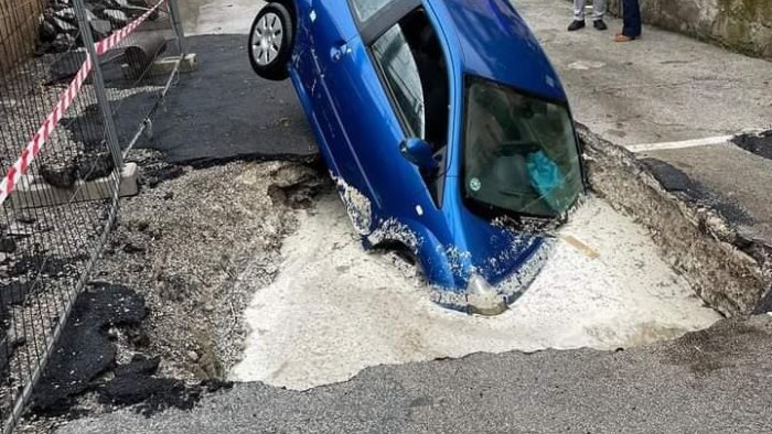 maltempo a napoli si apre voragine nel parco comola ricci e inghiotte un auto