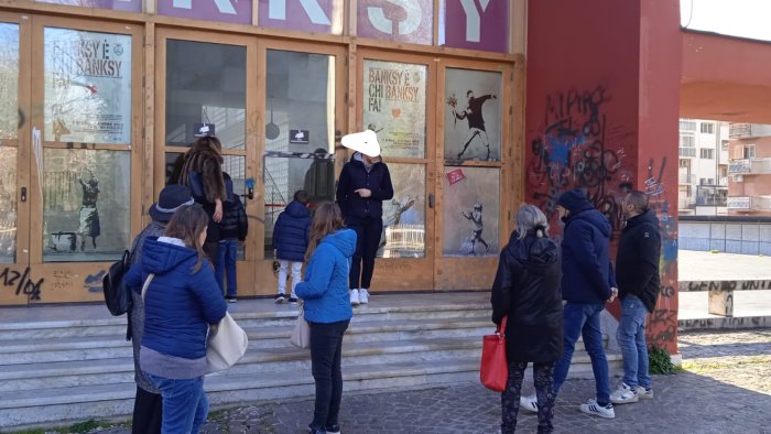 tutti pazzi ad avellino per banksy ma eliseo chiuso per pasqua siamo delusi