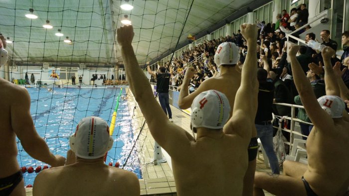 pallanuoto a1 la bolgia della vitale trascina la rari nantes nel derby