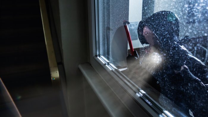 sfondano vetrata ingresso e rubano incasso da una libreria