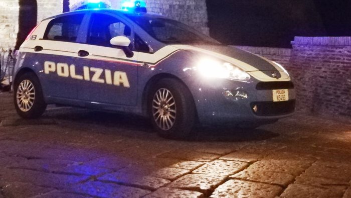 rapina un uomo e colpisce con calci e pugni i poliziotti arrestato