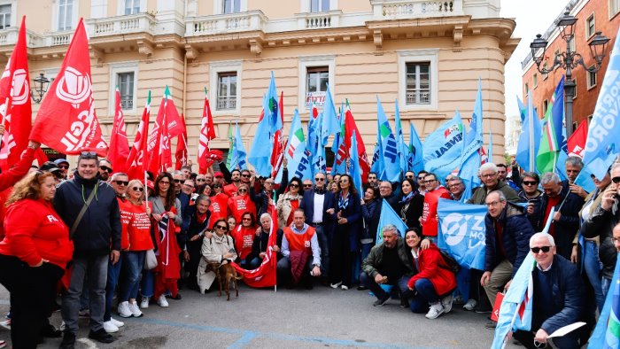 sciopero nazionale cgil e uil salerno vengono ricevuti dalla prefettura