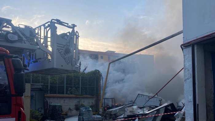 incendio nell ex scatolificio di angri attesa per i risultati dei rilievi arpac