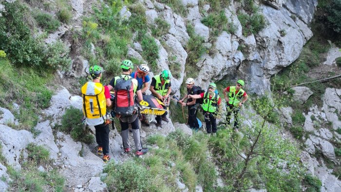 precipita nel burrone per oltre cento metri muore anziano di agerola