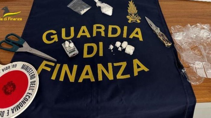 crack e cocaina in casa spacciatore arrestato dalla guardia di finanza