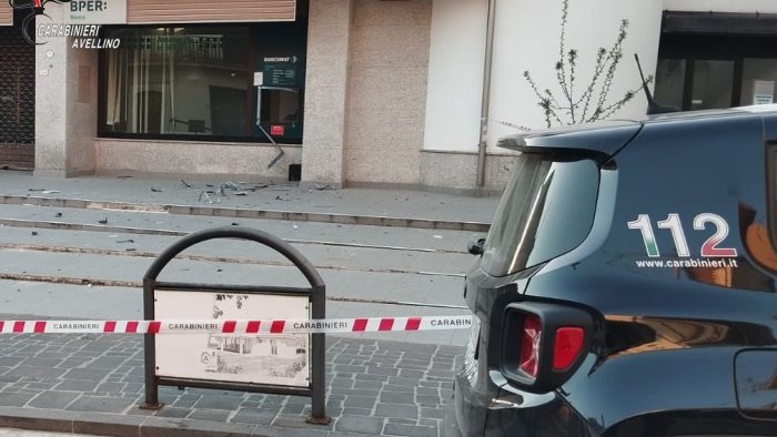 fanno esplodere il bancomat e fuggono col bottino colpo dei banditi a vallata