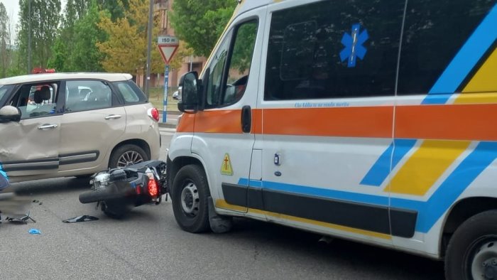 scontro scooter auto 17enne in codice rosso al san pio ferita anche una donna