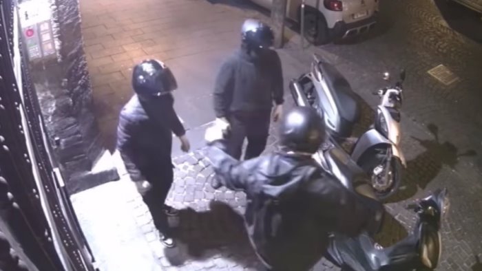 strage di veicoli a napoli al centro storico ennesimo furto di moto