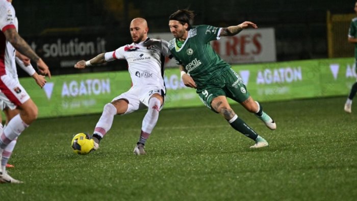 avellino ko a taranto 1 0 per il secondo posto sara decisivo l ultimo match