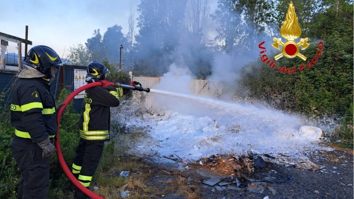 salerno a fuoco discarica abusiva di rifiuti ingombranti