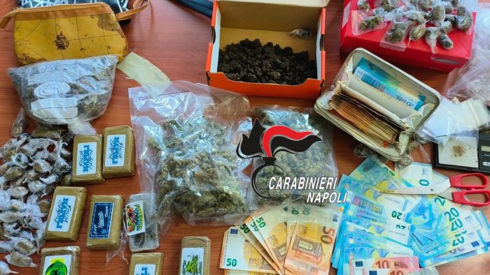 controlli anti droga dei carabinieri ad afragola arrestata una coppia