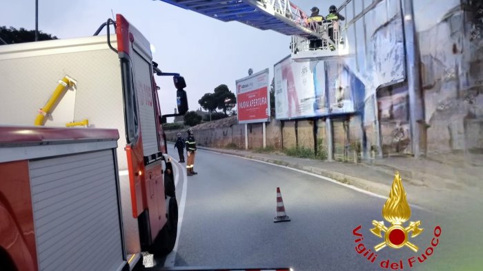 salerno crolla cartellone pubblicitario paura in via san leonardo