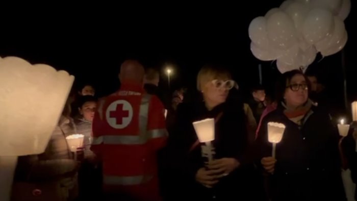 una fiaccolata silenziosa per ricordare il piccolo francesco pio