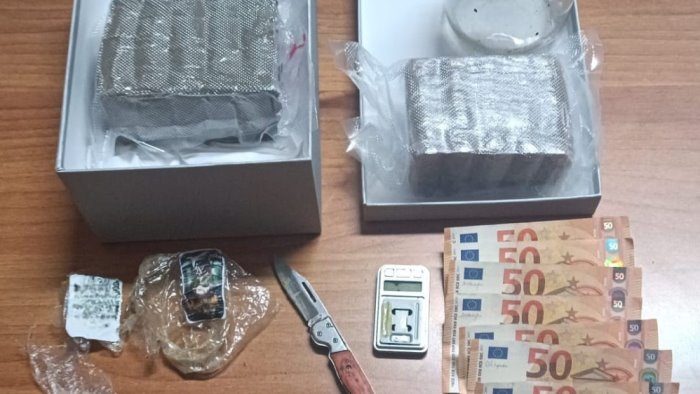 in sella allo scooter con la droga due arresti a barano d ischia