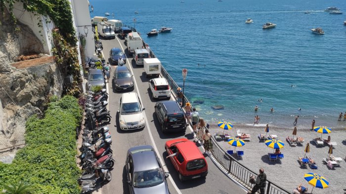 traffico in costa d amalfi di turismo dobbiamo vivere non soffrire