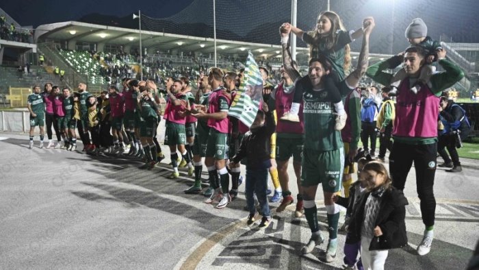 le foto di avellino crotone testa ai quarti di finale promozione per i lupi