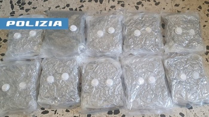 napoli mercato la polizia sequestra oltre 10 kg di droga