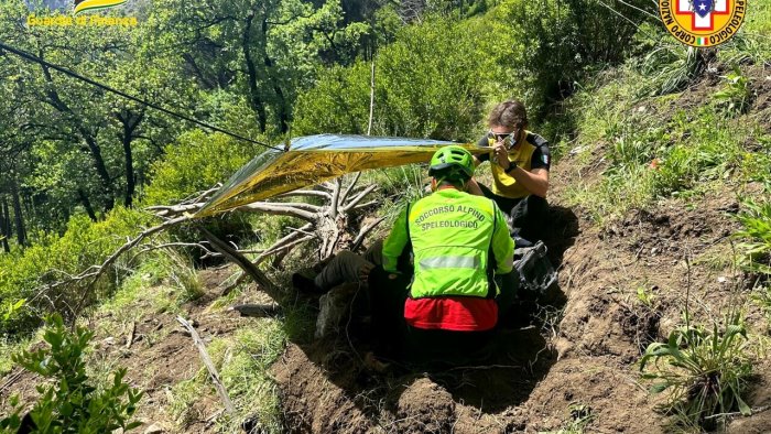 in cerca di asparagi scivola e perde i sensi salvato 75enne