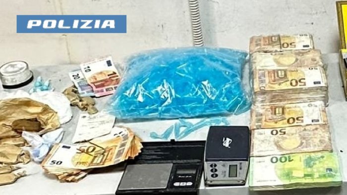 sorpreso con droga pistola taser coltelli e circa 100 000 euro arrestato