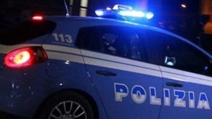 aggredisce madre e poliziotti arrestato un 33enne