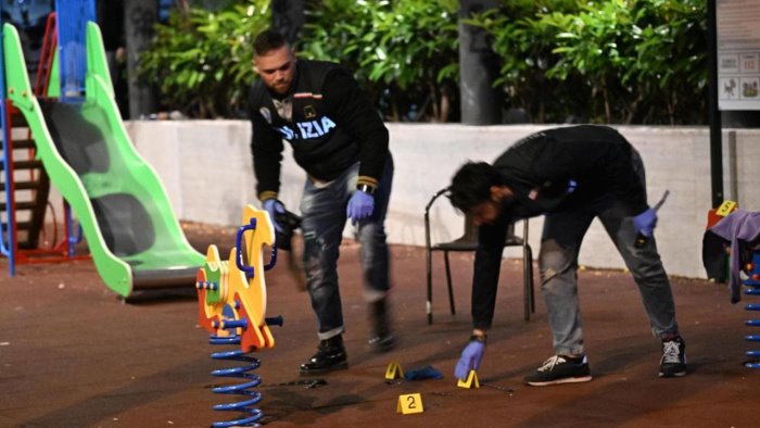 spari in parco giochi a napoli prefettura a rischio innocenti