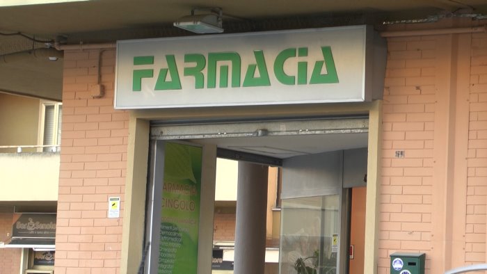 banditi armati di pistola e a volto coperto rapinano una farmacia