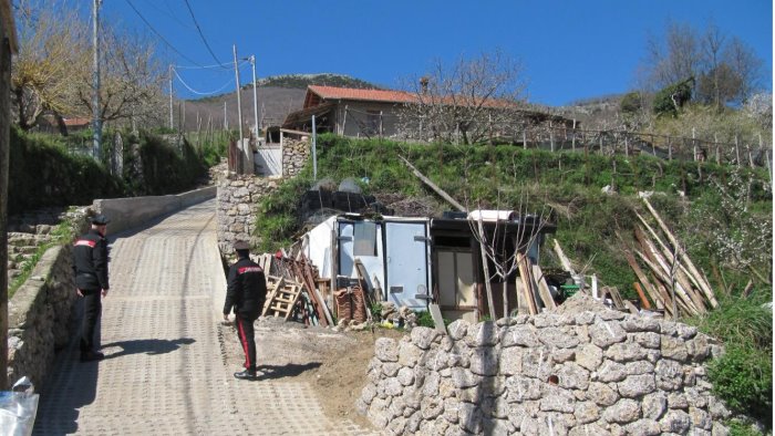 contrasto all abusivismo edilizio in area vincolata sei persone denunciate