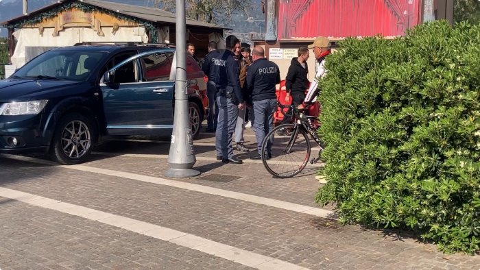 tensione a salerno straniero bivacca a lungomare arriva la polizia