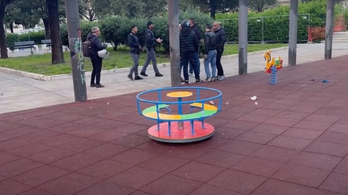 dopo la sparatoria tornano i bimbi in piazza italia a fuorigrotta