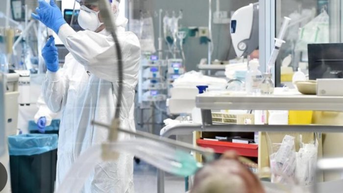 meningite a solofra resta in condizioni critiche al cotugno l avvocato 45enne