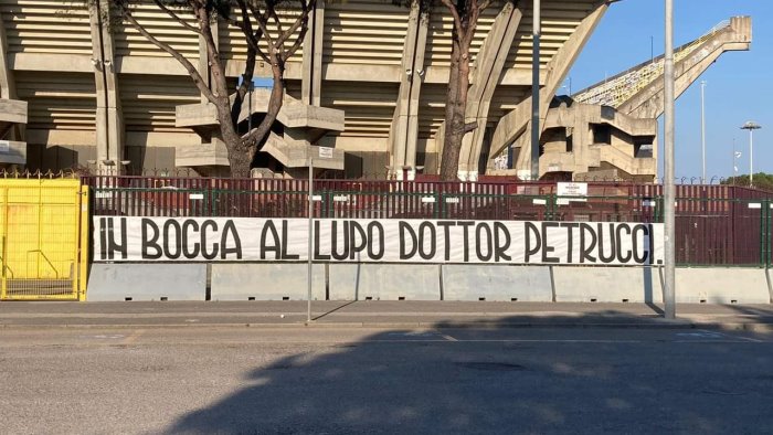 foto salernitana la tifoseria si stringe a petrucci in bocca al lupo