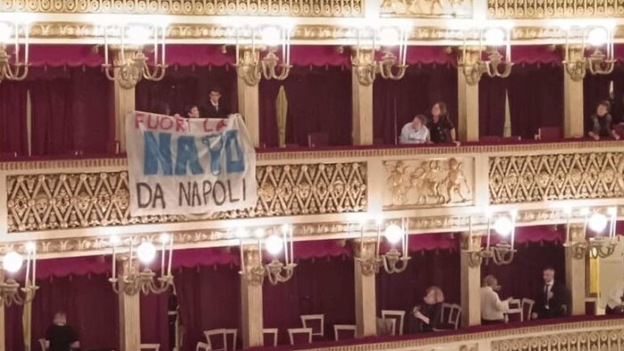 striscione al teatro san carlo fuori la nato da napoli per dire no alla guerra