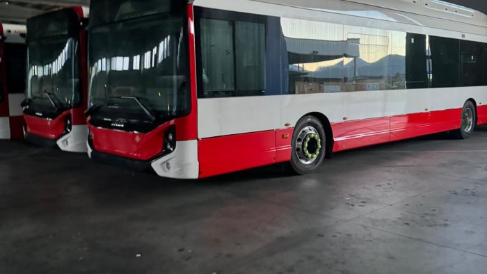 bus elettrici fermi nel deposito di busitalia a pagani la denuncia dell ugl