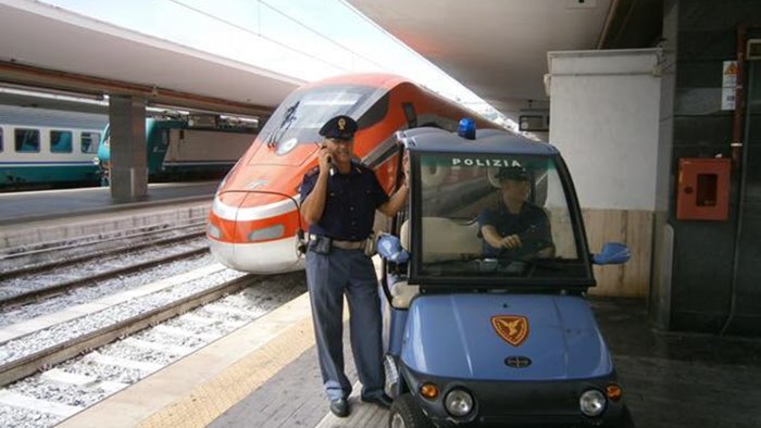 cammina sui binari bloccando la circolazione dei treni arrestato