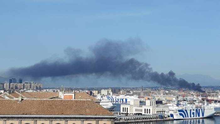 maxi incendio in citta enorme nube di fumo nero