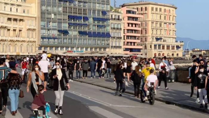 in tanti in strada fioccano sanzioni e denunce