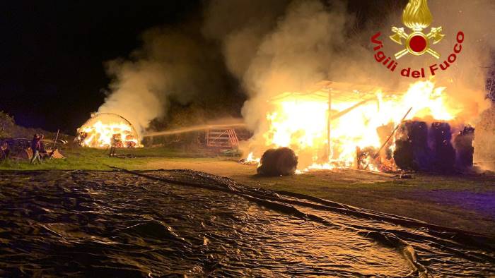 in fiamme rotoballe di fieno paura a guardia