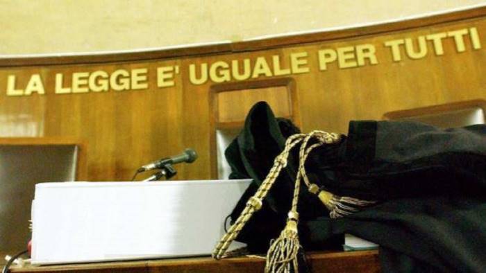 corruzione dal giudice di pace 10 avvocati arrestati