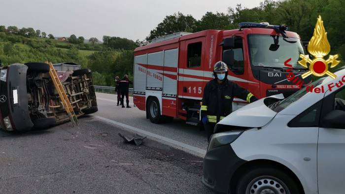 scontro tra furgoni sulla fondo valle sele tre feriti