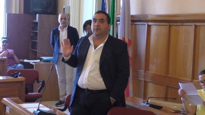 astensione voto presidente commissione de pierro risponde