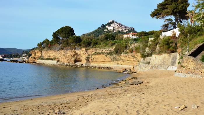 spiaggia la grotta ecco i soldi per la messa in sicurezza