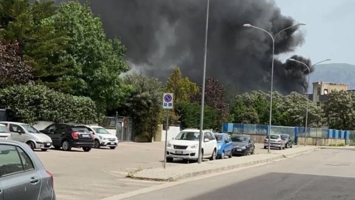 incendio a battipaglia colonna di fumo nero a serroni