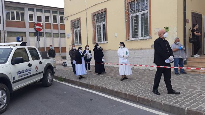 covid 19 tutti in fila per il test il vescovo ariano vincera