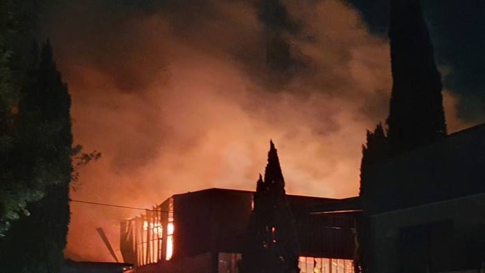 notte di fiamme a scafati il sindaco chiudete le finestre