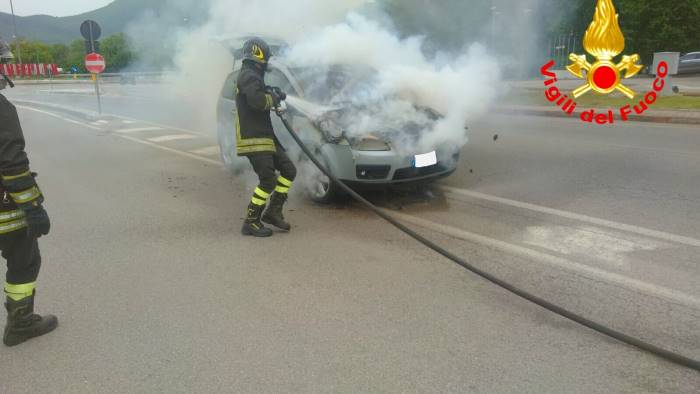 mercogliano auto in fiamme vigili del fuoco in azione