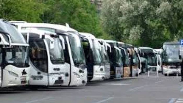 autisti bus turistici protestano a napoli noi dimenticati