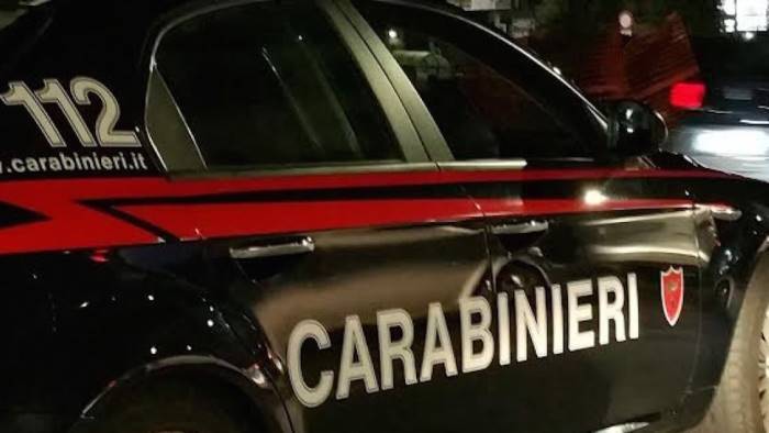 rissa furibonda in famiglia 5 arresti e 4 militari feriti