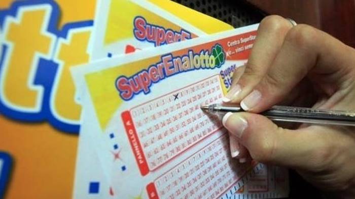 superenalotto la fortuna bacia contrada vinti 55mila euro